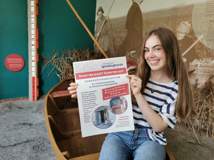 Klick öffnet Großansicht GDie FÖJlerin Ida Wiedelah lädt herzlich zu den Sonderöffnungszeiten ein und freut sich auf viele Besucher.<br/>Bildquelle: Carola Steltner