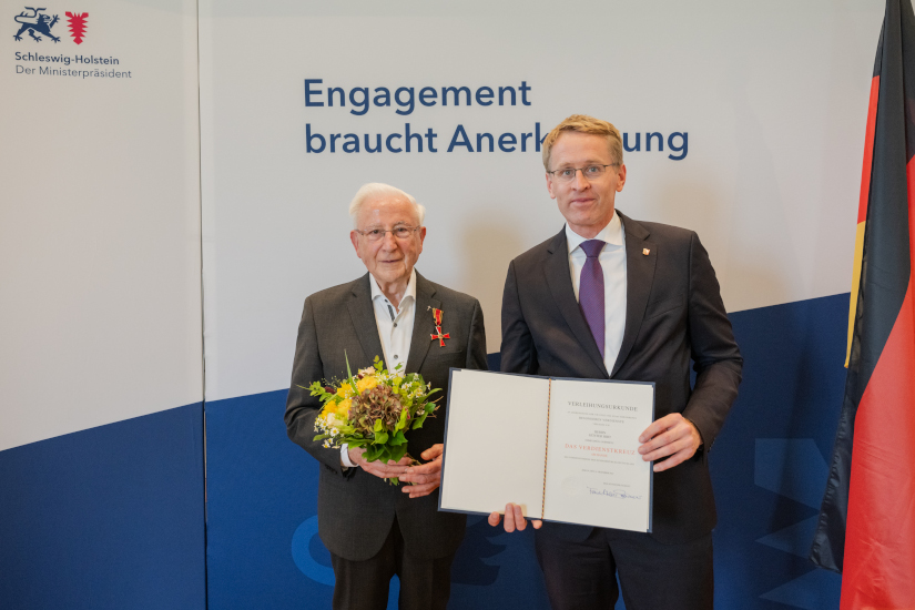 Klick öffnet Großansicht Günther Hirt ber der Verleihung des Verdienstordens am Bande der Bundesrepublik Deutschland