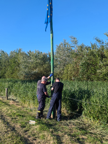 Klick öffnet Großansicht Hissen der Flaggen