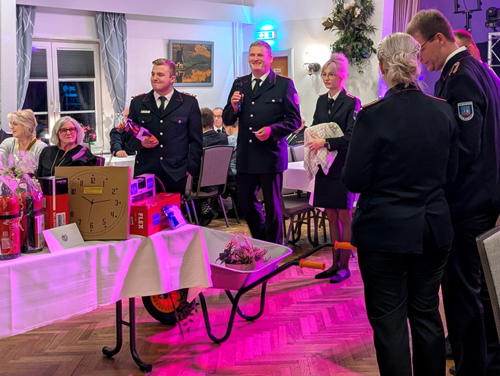 Klick öffnet Großansicht Bei der Tombola